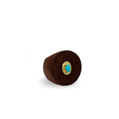 Anel Essência feito de madeira escura com pedra turquesa oval central envolta por detalhe dourado