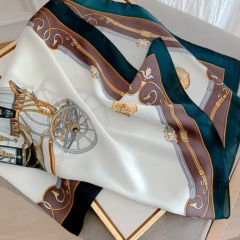 Lenço feminino de 70x70 cm em poliéster com estampa de carruagem e bordas em tons de verde, marrom e dourado