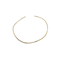 Colar aro fino ondulado em metal dourado sobre fundo branco