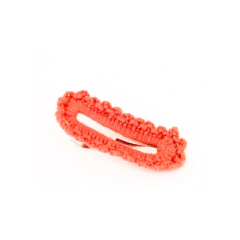 Presilha de cabelo de crochê vermelha com acabamento delicado e formato oval