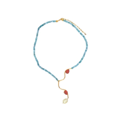Colar Lia com pedraria azul, detalhes em dourado, pedras vermelhas e pingente de pérola