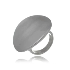 Anel Botton Curve com base redonda e laterais curvadas em acabamento acetinado na cor prata