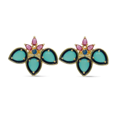 Brincos médios Elisa com banho ouro amarelo 18K, adornados com cristais azuis, turquesa e rosa, formato floral