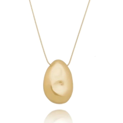 Colar longo com pingente oval martelado em ouro amarelo 18K com corrente rabo de rato
