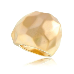 Anel pequeno com design martelado em banho de ouro amarelo 18K com acabamento acetinado