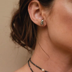 Brinco pequeno Ear Hook liso no formato de vírgula, usado na orelha de uma mulher