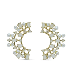 Brinco médio com banho de ouro amarelo 18K, formato semi-circular adornado com cristais brancos e pérolas
