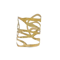 Bracelete martelado em ouro amarelo 18K com design orgânico e acabamento polido