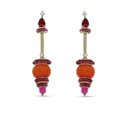 Par de brincos Amélia grandes com base banhada em ouro 18k, contendo pedras vermelhas, laranja e rosa, e detalhes em pérolas