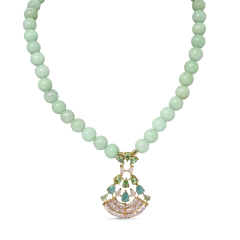 Colar médio com contas verdes e pingente decorativo em banho de ouro amarelo 18k com pedras coloridas