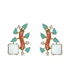 Brincos pequenos com banho em ouro amarelo 18K, decorados com pedras em tons azul, coral e branco