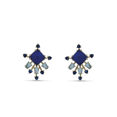 Par de brincos pequenos com banho em ouro amarelo 18K, com pedra central azul quadrada e mix de cristais em tons azul escuro e claro