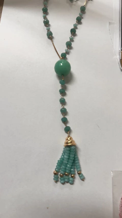 Colar longo com contas verdes, pingente tassel de miçangas verdes e detalhes em banho de ouro amarelo 18K