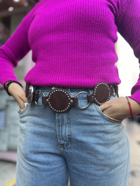 Cinto de Gamuza Marron con Tachas y Argollas