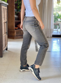 JEANS MOM FIT PARDO