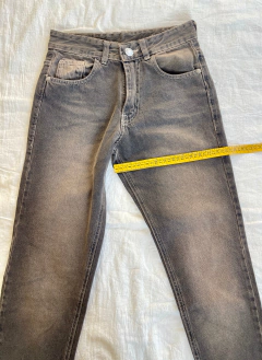 JEANS MOM FIT PARDO - LA SALA SHOWROOM