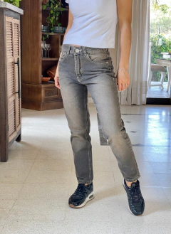 JEANS MOM FIT PARDO - tienda online