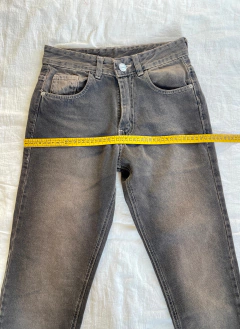 JEANS MOM FIT PARDO - comprar online