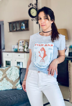 Remera Fish Bar gris - LA SALA SHOWROOM