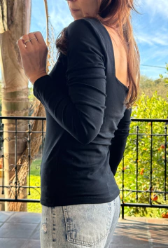 Remera Antonia negro en internet