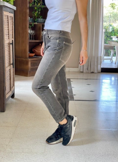 Imagen de JEANS MOM FIT PARDO