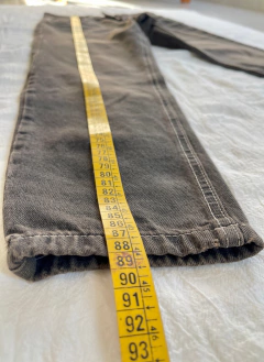 JEANS MOM FIT PARDO - tienda online