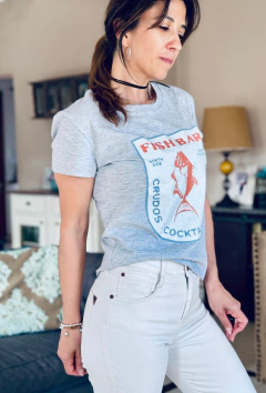 Remera Fish Bar gris en internet