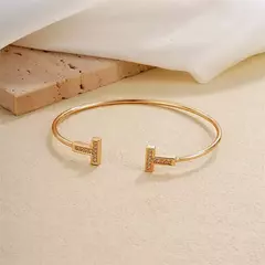 Brazalete T con brillantes - comprar en línea