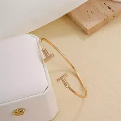Brazalete T con brillantes en internet