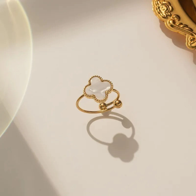 Anillo trebol ajustabel