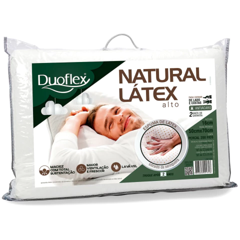 Travesseiro natural de látex alto Duoflex com enchimento de espuma de látex, apresentando uma pessoa sorridente descansando com o travesseiro ao fundo.