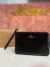 Wristlet negro efecto vinil coach