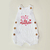 Romper branco de tricô para menina com botões de madeira e bordado personalizado "da mamãe", ideal para presentear no Dia das Mães e fazer fotos especiais