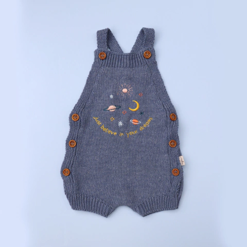 Romper de tricot azul jeans com bordado de galáxia, botões laterais e alças, ideal para bebês.