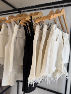 SHORT CREMA DESFLECADO - comprar online
