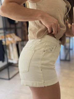 SHORT CREMA RUEDO - comprar online