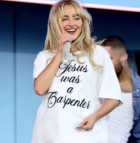 Remera oversize Jesus was a Carpenter - Sabrina Carpenter