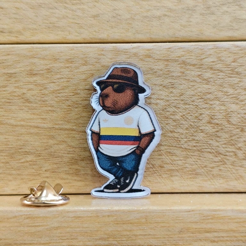 Pin Capibara Con Camisa De Colombia - comprar en línea