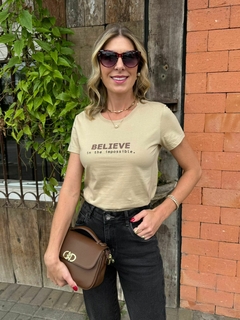 T-SHIRT BELIEVE - BEGE na internet