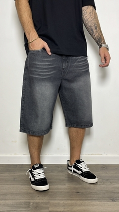 BERMUDA BAGGY GRIS DESGASTADO en internet