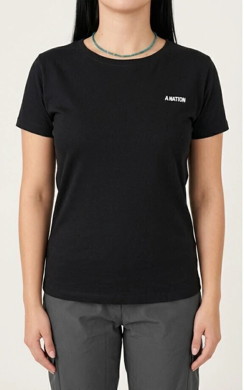A NATION REMERA ESTAMPA ESPALDA WOMEN NEGRO