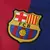 Escudo do Barcelona centralizado na Camisa 2024/2025 Coldplay Home Titular I Masculino em azul e bordô, usada por Lewandowski, Lamine Yamal e Raphinha.