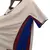 Detalhes abaixo da manga da camisa Barcelona Away II reserva retrô 1998/1999 masculino Nike, com acabamento em grená e azul. Usada por Figo, Rivaldo e Xavi na temporada do centenário.