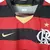 Detalhes do peito da camisa Flamengo 2008/2009 titular Home I masculina, com monograma CRF silkado, swoosh Nike dourado e listras vermelhas e pretas, camisa retrô usada por Adriano, Petkovic e Léo Moura.