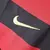 Swoosh da Nike bordado em dourado na camisa Flamengo 2008/2009 titular Home I masculina, retrô com listras vermelhas e pretas, usada por Adriano, Petkovic e Léo Moura.