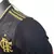 Manga da camisa Flamengo preta e dourada edição especial 2022/2023 versão jogador, com cortes anatômicos para melhor mobilidade. Inspirada em Gabigol, Bruno Henrique e Arrascaeta, com acabamento refinado e tecido respirável.