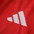 Camisa Internacional 2025 2026 Adidas Titular Home I Masculina Vermelha Allan Patrick – detalhe do logo Adidas em branco, reforçando a autenticidade e tradição da marca no uniforme do Internacional.