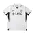 Camisa Napoli 2024/2025 reserva Away II masculina, vista de frente, branca com mosaico de escudos do clube em embossing, gola pólo branca com detalhes em azul marinho, camisa de futebol masculina.