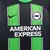 O escudo do Brighton & Hove Albion é bordado em branco e preto no lado esquerdo do peito, simbolizando o orgulho e a tradição do clube. O logo da Nike, em preto, está posicionado no lado direito, refletindo a parceria com a marca. 