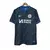Frente da camisa reserva do Chelsea 2023/2024 modelo away II masculino, azul com design gráfico de diamantes em azul royal, escudo do Chelsea em branco e logo da Nike, inspirado nos anos 90.